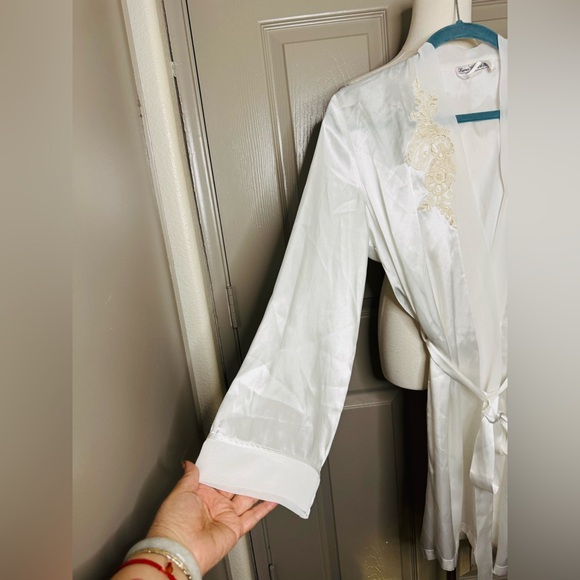 Linea Donatella White Satin Robe with Cream Floral Embroidery - Picture 3 of 6